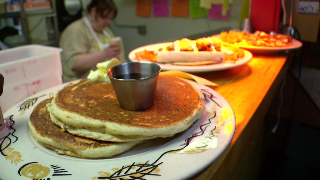 Modern Times Cafe closing at end of year after providing 30,000 free meals in wake of ICE surge — WCCO / CBS Minnesota, Shorewood Dining news