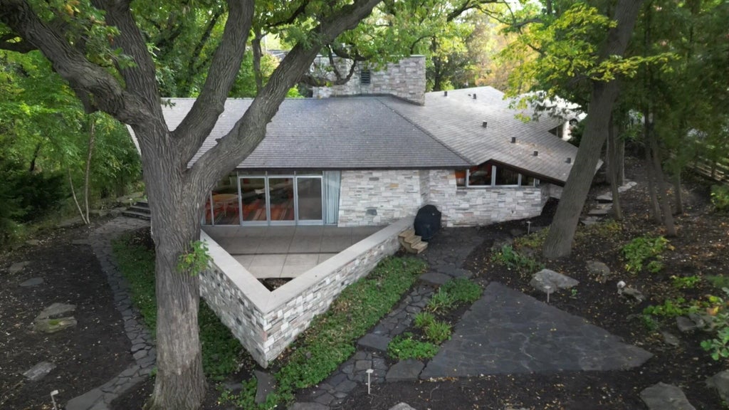 Home designed by iconic architect Frank Lloyd Wright now on the market — WCCO / CBS Minnesota, Shorewood Real Estate news