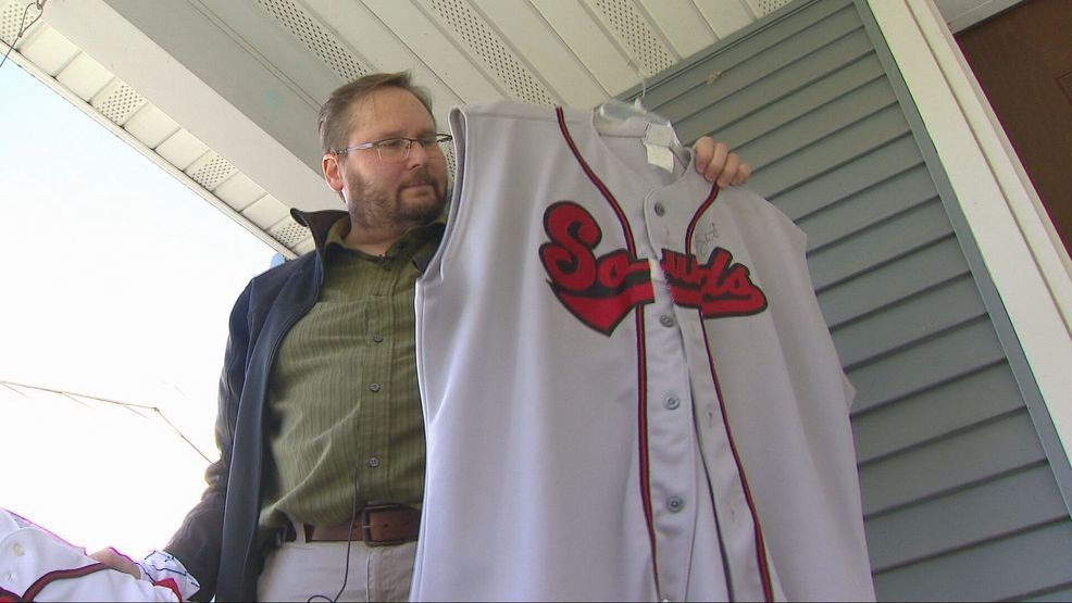 Brewers fan makes long drive from Wisconsin to Tampa Bay for Game 3 — Fox 11 Green Bay Local, Shorewood Sports news