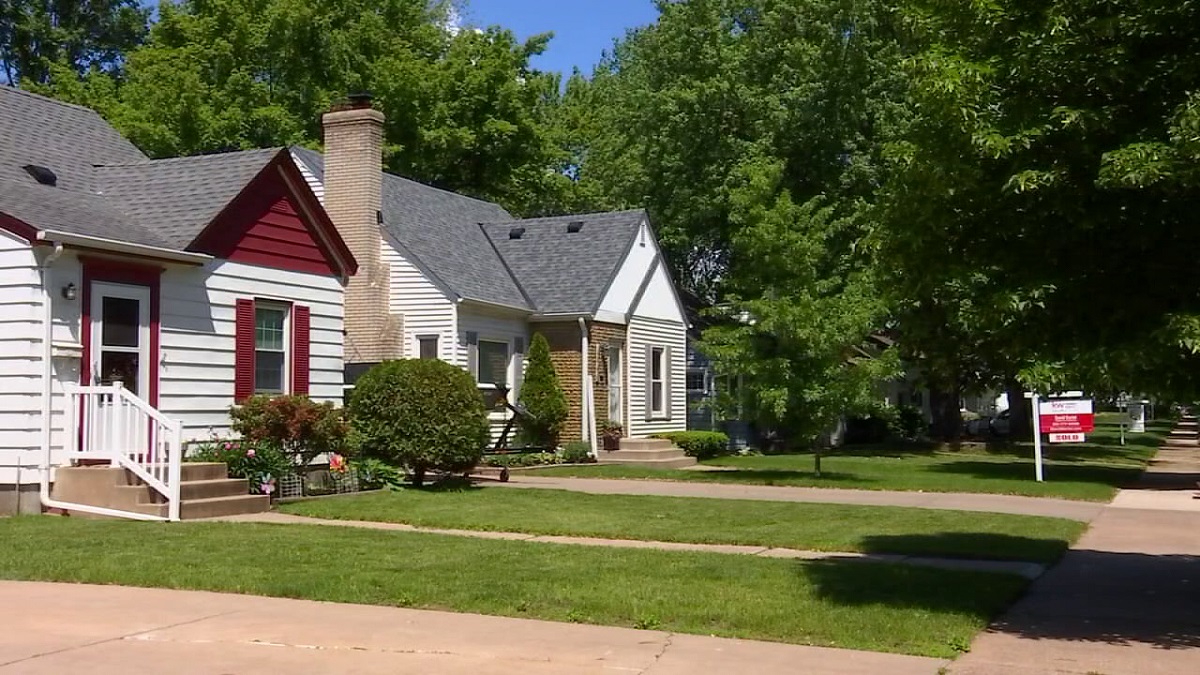 US pending home sales sink near 12-year low as rates top 7%: Report — FOX 9, Shorewood Real Estate news